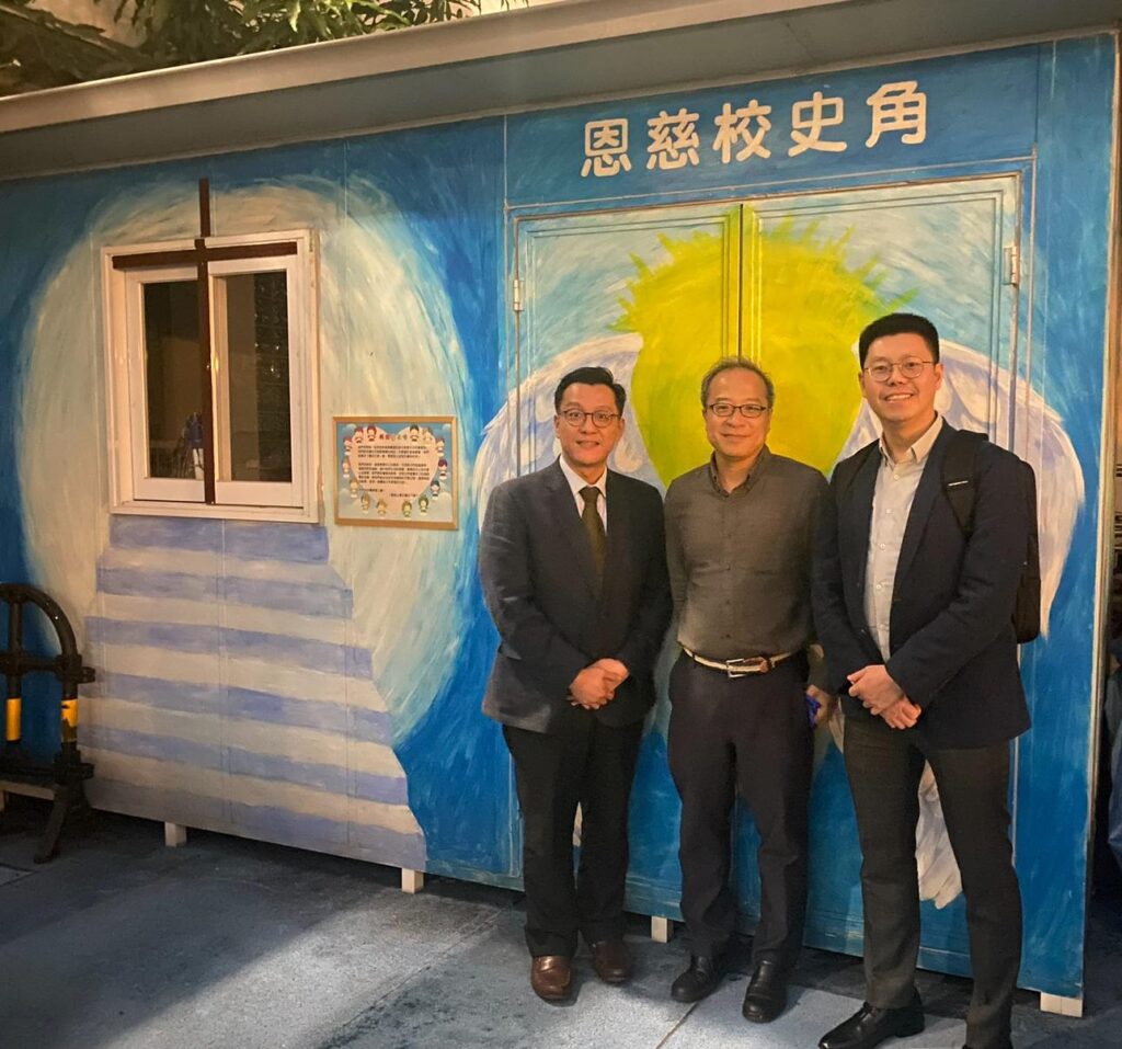 禮賢會恩慈學校 謝慶生校長不是一開始就走進教育的人。他曾經是記者,也曾在教育學院任教;如果人生按另一條路走下去,他或許會一直留在大學任教。可是他後來選擇來到禮賢會恩慈學校,成為一所特殊學校的校長。十多年後回望,謝校長說起這段路,沒有把自己說成英雄。他反而常常提到自己的不懂、同事的專業、家長的牽掛,還有那些畢業多年仍會認得他的學生。在他眼中,特殊教育不是一場短跑,也不只是教會學生某項技能;它更像一段長久的同行,由入學、成長、離校,到離校後仍然被記得、被關心。