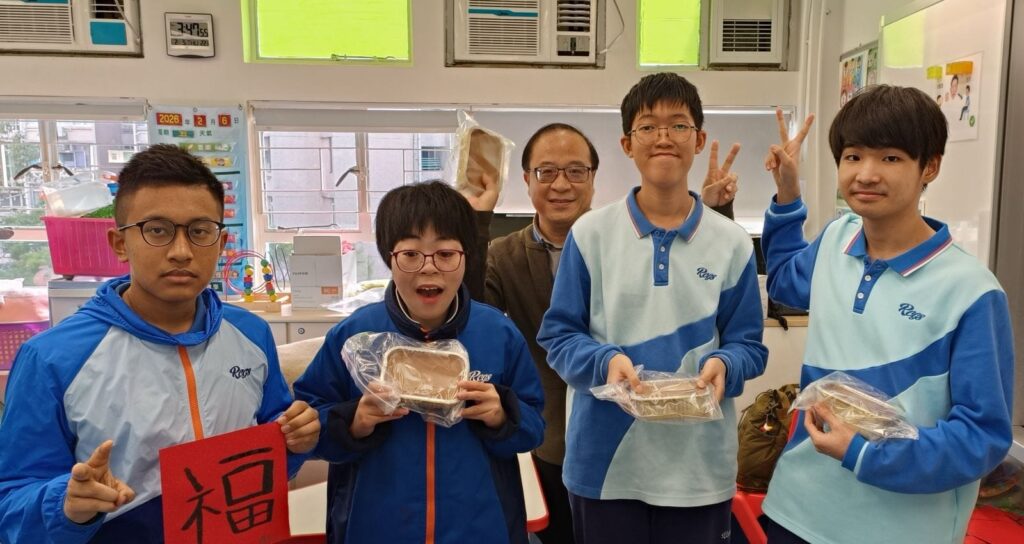 禮賢會恩慈學校 謝慶生校長不是一開始就走進教育的人。他曾經是記者,也曾在教育學院任教;如果人生按另一條路走下去,他或許會一直留在大學任教。可是他後來選擇來到禮賢會恩慈學校,成為一所特殊學校的校長。十多年後回望,謝校長說起這段路,沒有把自己說成英雄。他反而常常提到自己的不懂、同事的專業、家長的牽掛,還有那些畢業多年仍會認得他的學生。在他眼中,特殊教育不是一場短跑,也不只是教會學生某項技能;它更像一段長久的同行,由入學、成長、離校,到離校後仍然被記得、被關心。