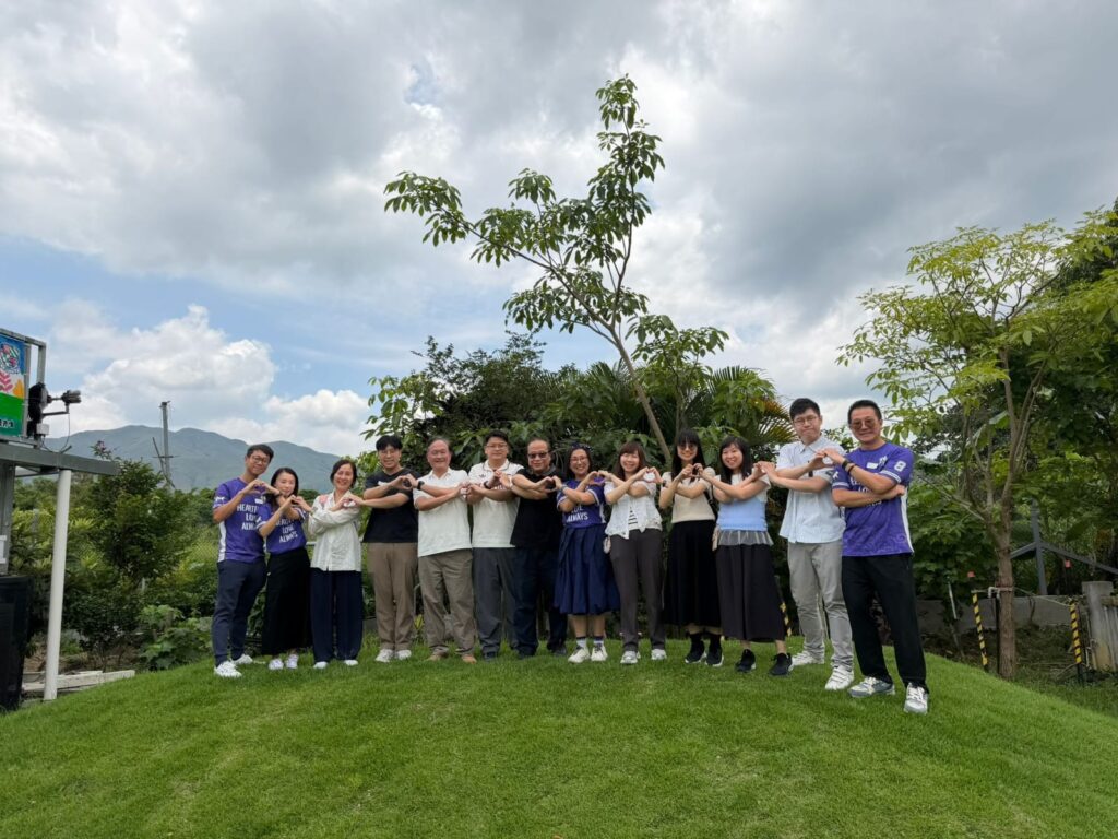 禮賢會恩慈學校 謝慶生校長不是一開始就走進教育的人。他曾經是記者,也曾在教育學院任教;如果人生按另一條路走下去,他或許會一直留在大學任教。可是他後來選擇來到禮賢會恩慈學校,成為一所特殊學校的校長。十多年後回望,謝校長說起這段路,沒有把自己說成英雄。他反而常常提到自己的不懂、同事的專業、家長的牽掛,還有那些畢業多年仍會認得他的學生。在他眼中,特殊教育不是一場短跑,也不只是教會學生某項技能;它更像一段長久的同行,由入學、成長、離校,到離校後仍然被記得、被關心。