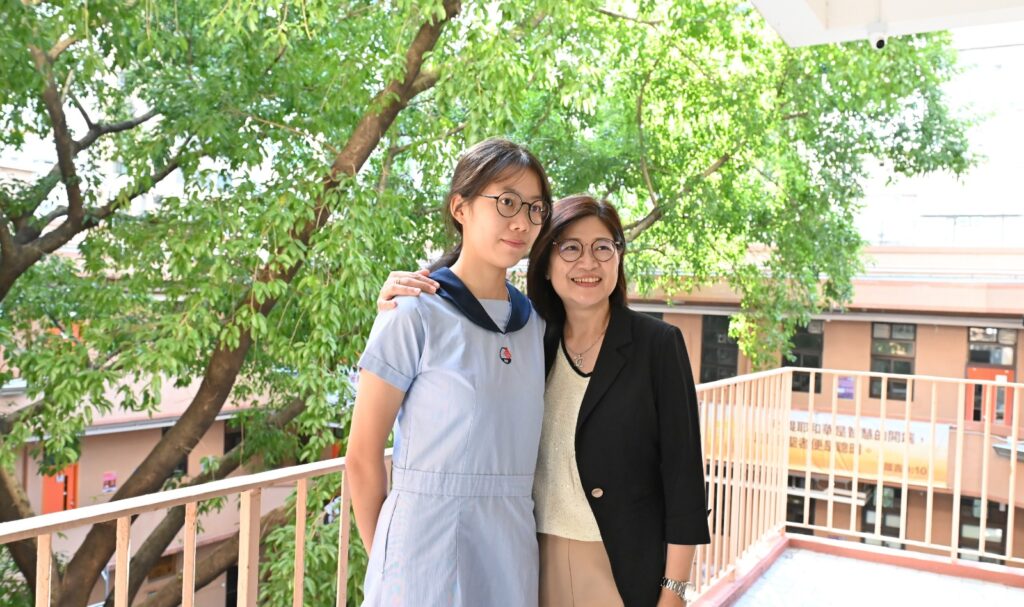 在一個凡事講求速度、成績與數字的年代,教育很容易被簡化成分數、排名和升學結果。但聖公會諸聖中學 許華英校長看見的,從來不只是成績表上的數字。她看見孩子背後不同的家庭、不同的起點,也看見每一個仍在摸索方向的生命。來到聖公會諸聖中學三十多年來,她選擇陪伴一屆又一屆學生尋找自己。對她來說,教育不是把所有人推向同一條跑道,而是相信每個孩子都有其可能,並願意用時間,陪他們慢慢走出自己的路。