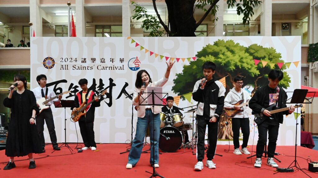 在一個凡事講求速度、成績與數字的年代,教育很容易被簡化成分數、排名和升學結果。但聖公會諸聖中學 許華英校長看見的,從來不只是成績表上的數字。她看見孩子背後不同的家庭、不同的起點,也看見每一個仍在摸索方向的生命。來到聖公會諸聖中學三十多年來,她選擇陪伴一屆又一屆學生尋找自己。對她來說,教育不是把所有人推向同一條跑道,而是相信每個孩子都有其可能,並願意用時間,陪他們慢慢走出自己的路。
