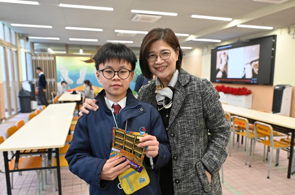 在一個凡事講求速度、成績與數字的年代,教育很容易被簡化成分數、排名和升學結果。但聖公會諸聖中學 許華英校長看見的,從來不只是成績表上的數字。她看見孩子背後不同的家庭、不同的起點,也看見每一個仍在摸索方向的生命。來到聖公會諸聖中學三十多年來,她選擇陪伴一屆又一屆學生尋找自己。對她來說,教育不是把所有人推向同一條跑道,而是相信每個孩子都有其可能,並願意用時間,陪他們慢慢走出自己的路。