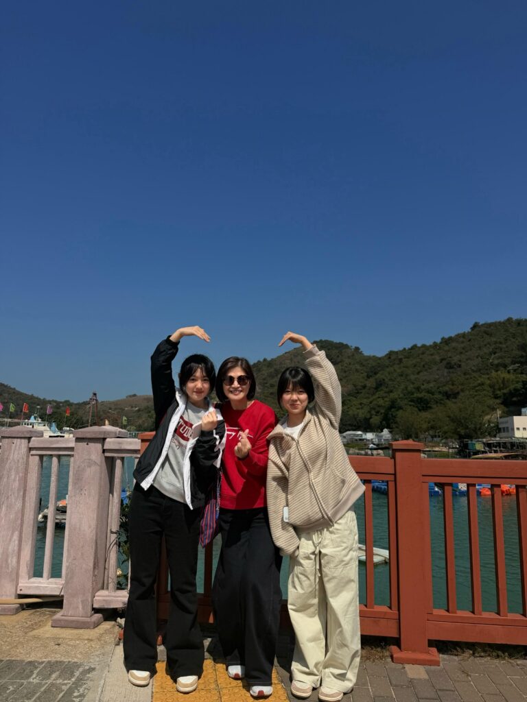 在一個凡事講求速度、成績與數字的年代,教育很容易被簡化成分數、排名和升學結果。但聖公會諸聖中學 許華英校長看見的,從來不只是成績表上的數字。她看見孩子背後不同的家庭、不同的起點,也看見每一個仍在摸索方向的生命。來到聖公會諸聖中學三十多年來,她選擇陪伴一屆又一屆學生尋找自己。對她來說,教育不是把所有人推向同一條跑道,而是相信每個孩子都有其可能,並願意用時間,陪他們慢慢走出自己的路。