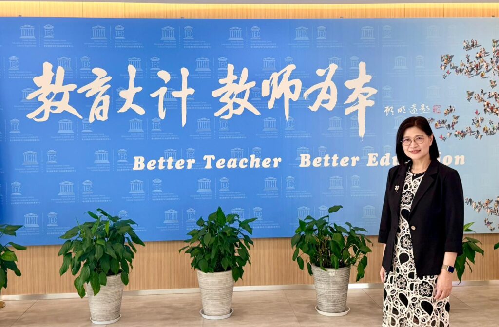 在一個凡事講求速度、成績與數字的年代,教育很容易被簡化成分數、排名和升學結果。但聖公會諸聖中學 許華英校長看見的,從來不只是成績表上的數字。她看見孩子背後不同的家庭、不同的起點,也看見每一個仍在摸索方向的生命。來到聖公會諸聖中學三十多年來,她選擇陪伴一屆又一屆學生尋找自己。對她來說,教育不是把所有人推向同一條跑道,而是相信每個孩子都有其可能,並願意用時間,陪他們慢慢走出自己的路。