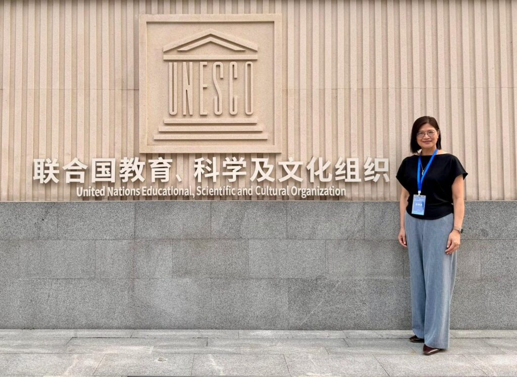 在一個凡事講求速度、成績與數字的年代,教育很容易被簡化成分數、排名和升學結果。但聖公會諸聖中學 許華英校長看見的,從來不只是成績表上的數字。她看見孩子背後不同的家庭、不同的起點,也看見每一個仍在摸索方向的生命。來到聖公會諸聖中學三十多年來,她選擇陪伴一屆又一屆學生尋找自己。對她來說,教育不是把所有人推向同一條跑道,而是相信每個孩子都有其可能,並願意用時間,陪他們慢慢走出自己的路。
