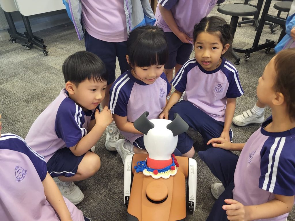 香港教育從來不缺目標，也不缺競爭；缺少的，有時是讓孩子慢慢長大的空間。當不少家庭把升學、成績和名校視為成長路上的重要指標，聖公會置富始南小學宋曼茹校長卻選擇從另一個角度看教育：孩子需要學術基礎，也需要活動、陪伴、聆聽和犯錯後重新開始的機會。由銀行工作回到課室，再走上校長崗位，她一路見證孩子的轉變，也在學校重建的過程中，堅持為學生建立一所不只是追求分數、而是重視心靈成長的校園。