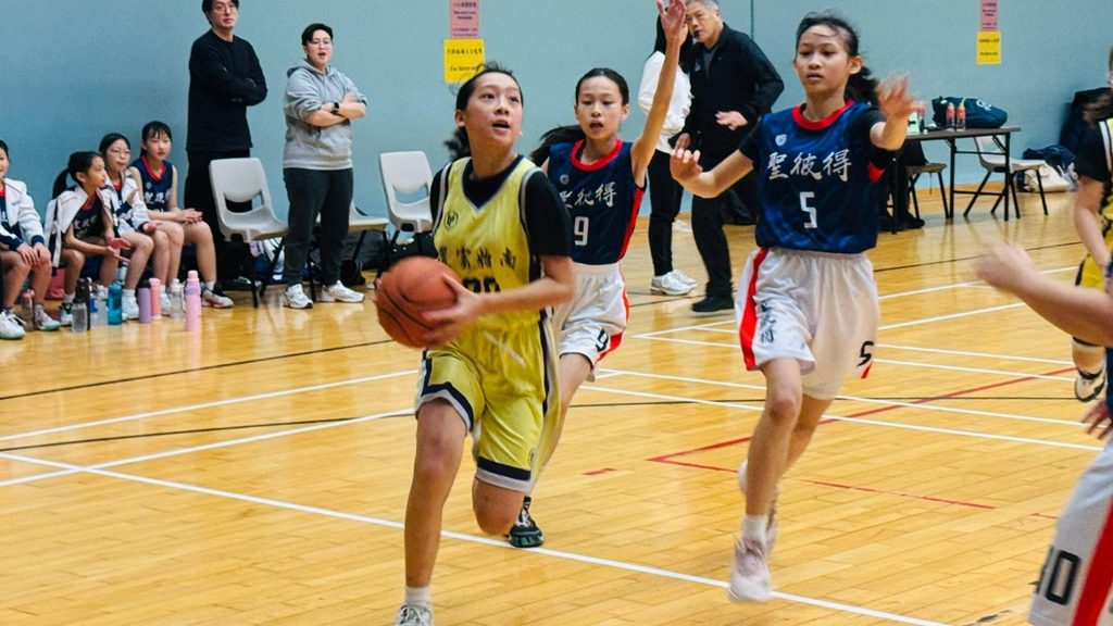 香港教育從來不缺目標，也不缺競爭；缺少的，有時是讓孩子慢慢長大的空間。當不少家庭把升學、成績和名校視為成長路上的重要指標，聖公會置富始南小學宋曼茹校長卻選擇從另一個角度看教育：孩子需要學術基礎，也需要活動、陪伴、聆聽和犯錯後重新開始的機會。由銀行工作回到課室，再走上校長崗位，她一路見證孩子的轉變，也在學校重建的過程中，堅持為學生建立一所不只是追求分數、而是重視心靈成長的校園。