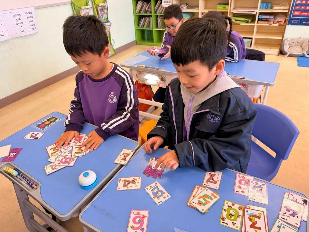 香港教育從來不缺目標，也不缺競爭；缺少的，有時是讓孩子慢慢長大的空間。當不少家庭把升學、成績和名校視為成長路上的重要指標，聖公會置富始南小學宋曼茹校長卻選擇從另一個角度看教育：孩子需要學術基礎，也需要活動、陪伴、聆聽和犯錯後重新開始的機會。由銀行工作回到課室，再走上校長崗位，她一路見證孩子的轉變，也在學校重建的過程中，堅持為學生建立一所不只是追求分數、而是重視心靈成長的校園。