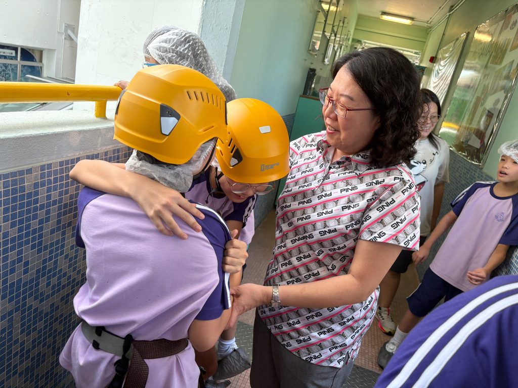 香港教育從來不缺目標，也不缺競爭；缺少的，有時是讓孩子慢慢長大的空間。當不少家庭把升學、成績和名校視為成長路上的重要指標，聖公會置富始南小學宋曼茹校長卻選擇從另一個角度看教育：孩子需要學術基礎，也需要活動、陪伴、聆聽和犯錯後重新開始的機會。由銀行工作回到課室，再走上校長崗位，她一路見證孩子的轉變，也在學校重建的過程中，堅持為學生建立一所不只是追求分數、而是重視心靈成長的校園。