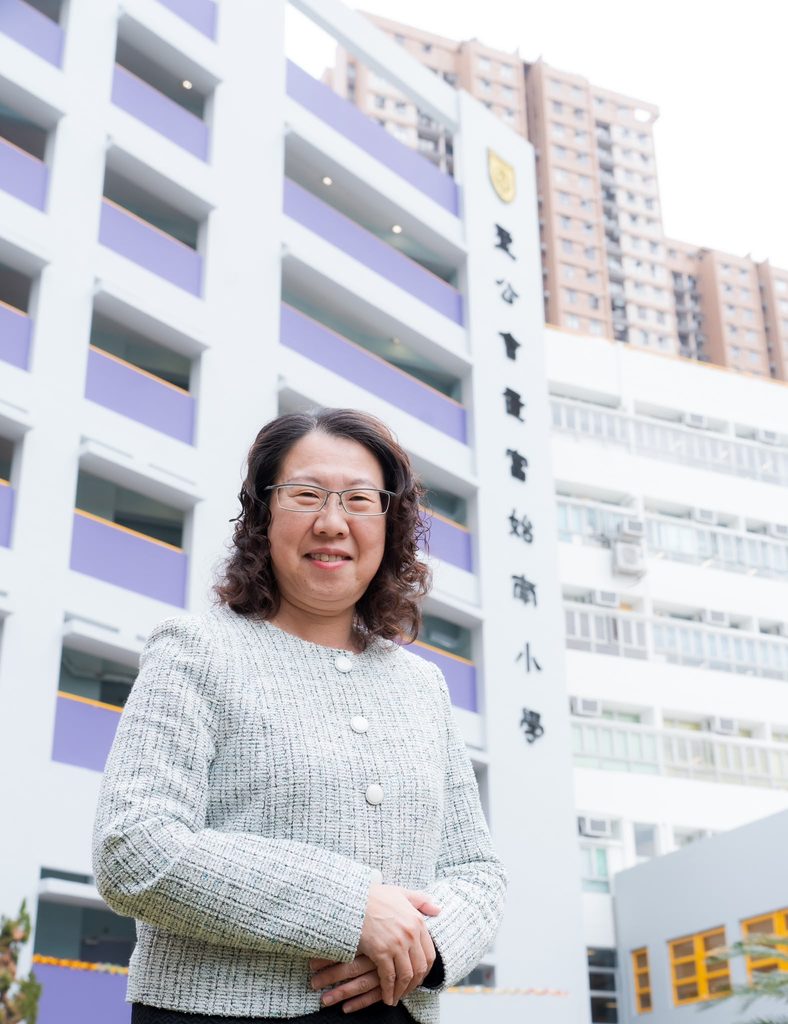 香港教育從來不缺目標，也不缺競爭；缺少的，有時是讓孩子慢慢長大的空間。當不少家庭把升學、成績和名校視為成長路上的重要指標，聖公會置富始南小學宋曼茹校長卻選擇從另一個角度看教育：孩子需要學術基礎，也需要活動、陪伴、聆聽和犯錯後重新開始的機會。由銀行工作回到課室，再走上校長崗位，她一路見證孩子的轉變，也在學校重建的過程中，堅持為學生建立一所不只是追求分數、而是重視心靈成長的校園。