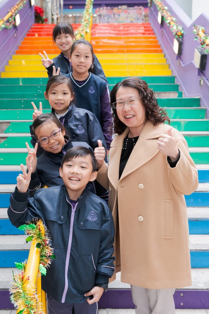 香港教育從來不缺目標，也不缺競爭；缺少的，有時是讓孩子慢慢長大的空間。當不少家庭把升學、成績和名校視為成長路上的重要指標，聖公會置富始南小學宋曼茹校長卻選擇從另一個角度看教育：孩子需要學術基礎，也需要活動、陪伴、聆聽和犯錯後重新開始的機會。由銀行工作回到課室，再走上校長崗位，她一路見證孩子的轉變，也在學校重建的過程中，堅持為學生建立一所不只是追求分數、而是重視心靈成長的校園。