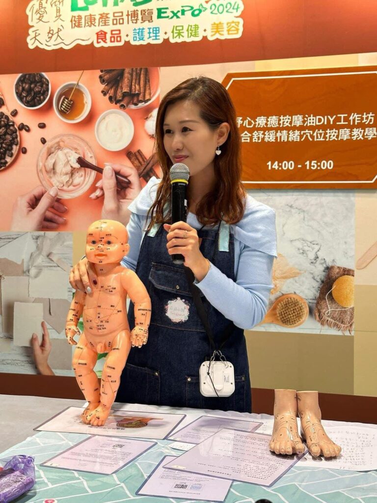 曾經,陳翠姍Kiki站在中學課室前,教中文、教普通話,也陪伴一批又一批學生成長。十多年的前線教學經驗,讓她深信教育不只是傳授知識,更是理解、引導與同行。後來,因為孩子確診ADHD,她放下熟悉的教師工作,回到家庭,成為兩位SEN孩子的主要照顧者。這個轉身,讓她重新認識孩子、家長,也重新整理自己的人生方向。如今,她創立《花語心願》,把教育經驗、芳香療法及自身照顧SEN孩子的體會結合起來,陪伴更多家庭在壓力中找回力量。