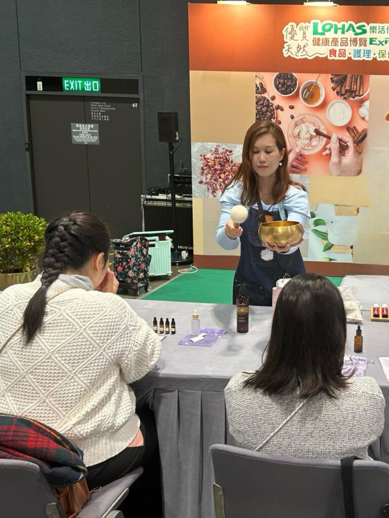 曾經,陳翠姍Kiki站在中學課室前,教中文、教普通話,也陪伴一批又一批學生成長。十多年的前線教學經驗,讓她深信教育不只是傳授知識,更是理解、引導與同行。後來,因為孩子確診ADHD,她放下熟悉的教師工作,回到家庭,成為兩位SEN孩子的主要照顧者。這個轉身,讓她重新認識孩子、家長,也重新整理自己的人生方向。如今,她創立《花語心願》,把教育經驗、芳香療法及自身照顧SEN孩子的體會結合起來,陪伴更多家庭在壓力中找回力量。