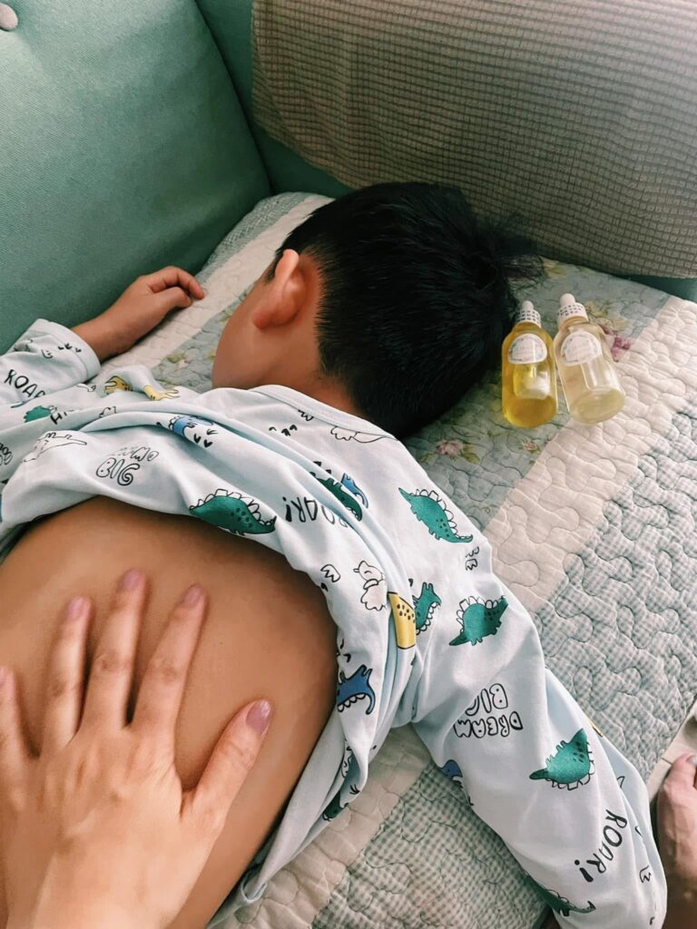 曾經,陳翠姍Kiki站在中學課室前,教中文、教普通話,也陪伴一批又一批學生成長。十多年的前線教學經驗,讓她深信教育不只是傳授知識,更是理解、引導與同行。後來,因為孩子確診ADHD,她放下熟悉的教師工作,回到家庭,成為兩位SEN孩子的主要照顧者。這個轉身,讓她重新認識孩子、家長,也重新整理自己的人生方向。如今,她創立《花語心願》,把教育經驗、芳香療法及自身照顧SEN孩子的體會結合起來,陪伴更多家庭在壓力中找回力量。