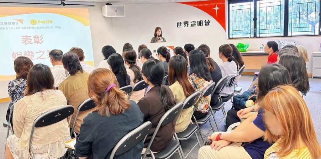 曾經,陳翠姍Kiki站在中學課室前,教中文、教普通話,也陪伴一批又一批學生成長。十多年的前線教學經驗,讓她深信教育不只是傳授知識,更是理解、引導與同行。後來,因為孩子確診ADHD,她放下熟悉的教師工作,回到家庭,成為兩位SEN孩子的主要照顧者。這個轉身,讓她重新認識孩子、家長,也重新整理自己的人生方向。如今,她創立《花語心願》,把教育經驗、芳香療法及自身照顧SEN孩子的體會結合起來,陪伴更多家庭在壓力中找回力量。