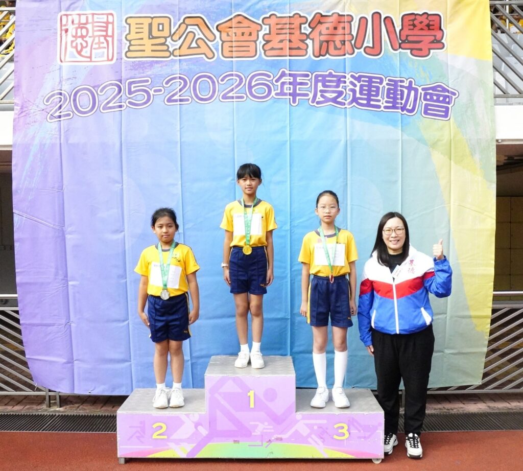 每天清晨,聖公會基德小學的校門口,總會看見霍燕玲校長迎接學生上學的身影。她記得孩子的名字,留意他們的近況,也關心家長的需要。對她而言,教育不是只在課室內發生,也不只是成績表上的數字,而是由一次問候、一個機會、一段陪伴慢慢累積而成。從小學老師在她心中種下教育的念頭,到今天成為校長,她一直相信每個孩子都值得被看見,也都有機會發現自己的可能。