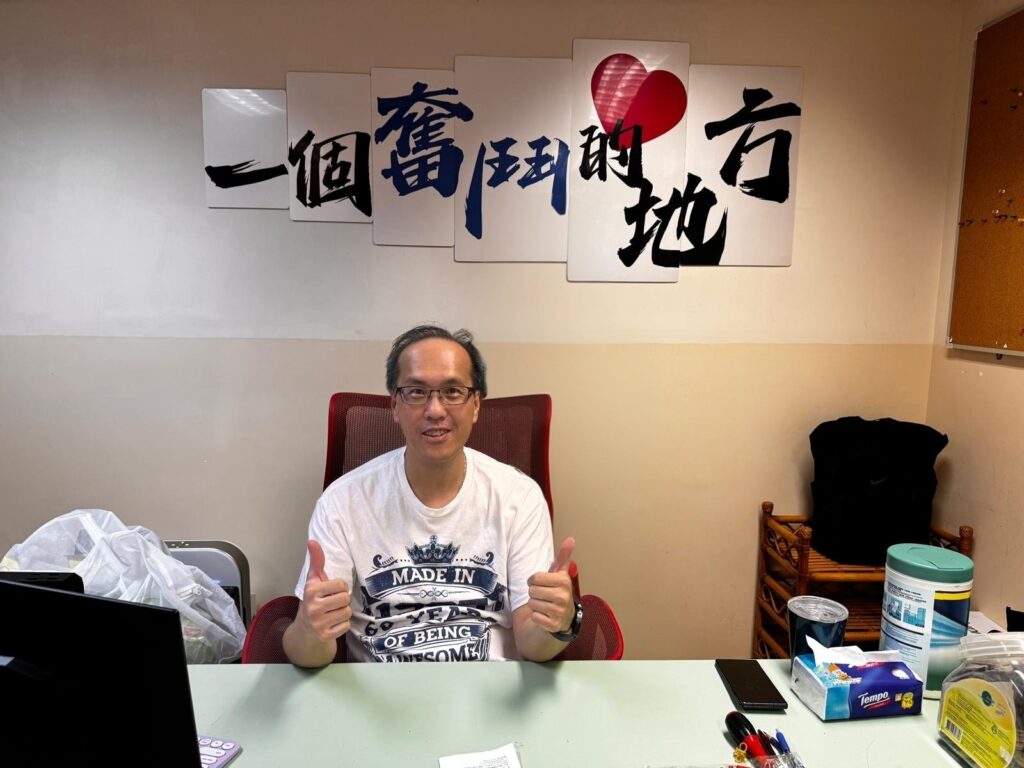 在一所小學裡，真正留下來的，未必只是成績表上的分數，也不只是升中派位的結果，而是孩子在成長途中，曾否被理解、被接納，並找到屬於自己的位置。羅錦輝副校長在中華基督教會基慈小學服務二十八年，陪伴一代又一代孩子走過重要的成長階段，看見他們從需要引導，到逐漸建立自信與方向。他的教育故事，從一次轉行開始，經過在班房裡的摸索、課程上的轉變、家校之間的同行，最後沉澱成一個清晰而堅定的信念：教育的核心，是讓孩子發揮所長，建立自信，並學會成為一個好人。