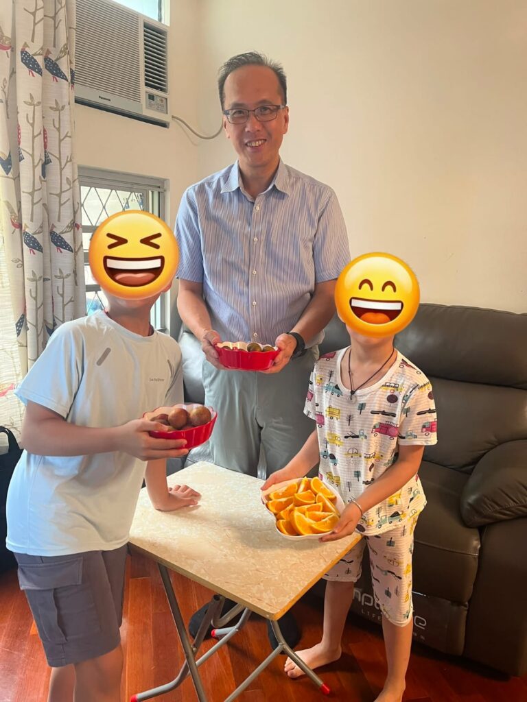在一所小學裡，真正留下來的，未必只是成績表上的分數，也不只是升中派位的結果，而是孩子在成長途中，曾否被理解、被接納，並找到屬於自己的位置。羅錦輝副校長在中華基督教會基慈小學服務二十八年，陪伴一代又一代孩子走過重要的成長階段，看見他們從需要引導，到逐漸建立自信與方向。他的教育故事，從一次轉行開始，經過在班房裡的摸索、課程上的轉變、家校之間的同行，最後沉澱成一個清晰而堅定的信念：教育的核心，是讓孩子發揮所長，建立自信，並學會成為一個好人。