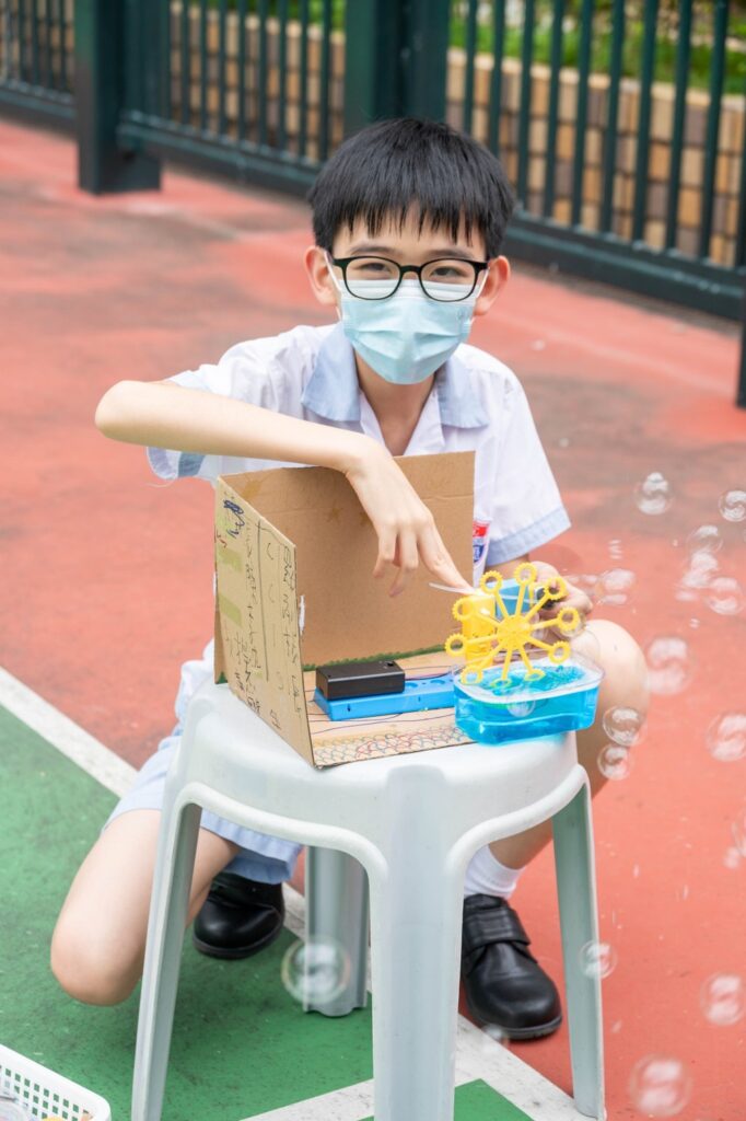 在一所小學裡，真正留下來的，未必只是成績表上的分數，也不只是升中派位的結果，而是孩子在成長途中，曾否被理解、被接納，並找到屬於自己的位置。羅錦輝副校長在中華基督教會基慈小學服務二十八年，陪伴一代又一代孩子走過重要的成長階段，看見他們從需要引導，到逐漸建立自信與方向。他的教育故事，從一次轉行開始，經過在班房裡的摸索、課程上的轉變、家校之間的同行，最後沉澱成一個清晰而堅定的信念：教育的核心，是讓孩子發揮所長，建立自信，並學會成為一個好人。
