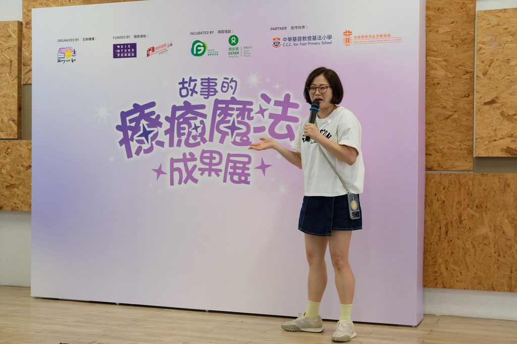 許芷琪Wandy做了十年廣告,主力負責短片製作與故事創作。早在2011年前後,網絡短片、YouTuber內容剛剛興起,她已經在這個行業中打滾,與不同創作者合作,為品牌拍攝一個又一個「看似是故事,其實在說服觀眾」的短片。她本身是中文系出身,喜歡文字,也擅長寫作。大學時期的論文與小說改編電影有關,後來進入廣告行業,雖然是「亂打亂撞」,卻把她對故事結構、人物情感與敘事節奏的敏感,一直保留下來。那十年,她學會了怎樣用短短幾分鐘說動人心,也學會了故事可以怎樣進入人的情緒。只是,真正讓她重新思考「故事」意義的,並不是廣告,而是成為母親之後的人生轉折。