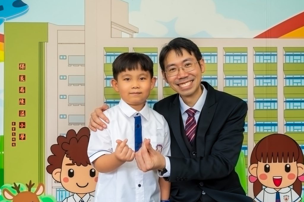 當AI迅速走進校園,不少人仍在思考它會否成為令學生依賴工具;保良局陳溢小學林柏和校長卻早已把焦點放得更遠。他關心的,不只是AI能否批改功課、生成教材或提供答案,而是如何讓AI真正進入學習過程,協助孩子整理思維、提升創意、照顧差異,甚至重新建立他們對學習的信心。