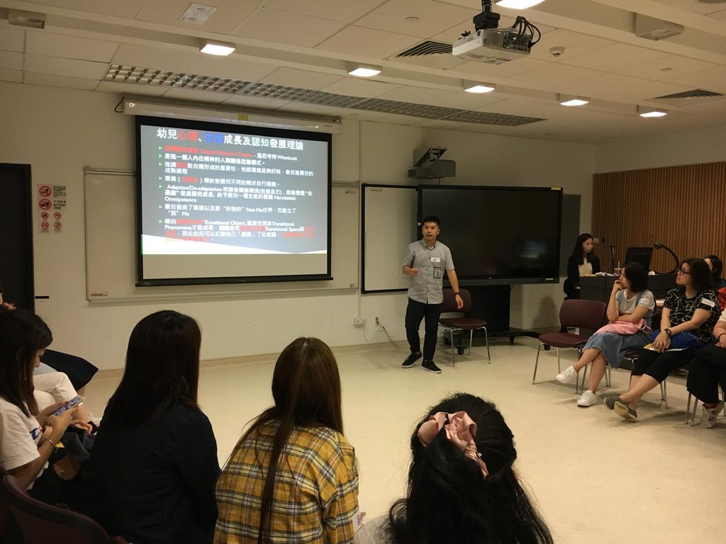 陳楚鍵與劇場的緣分,始於中學時期的劇社。那時候的他,未必很清楚自己將來要走哪一條路,只是單純地喜歡一班人聚在一起,排練、嘗試、犯錯,再一起完成一件看似不可能的事。他笑言,當年吸引他的並不是掌聲,而是「有一班人陪你一起瘋、一起冒險」。對一個正在成長的少年來說,劇場不只是表演,更是一個能夠被看見、被接納,也能探索自己的地方。後來,他考入香港演藝學院戲劇學院,正式接受表演訓練。畢業後,他在演員、導演、編舞等不同崗位之間穿梭,舞台成為他的專業,也成為他理解人的起點。