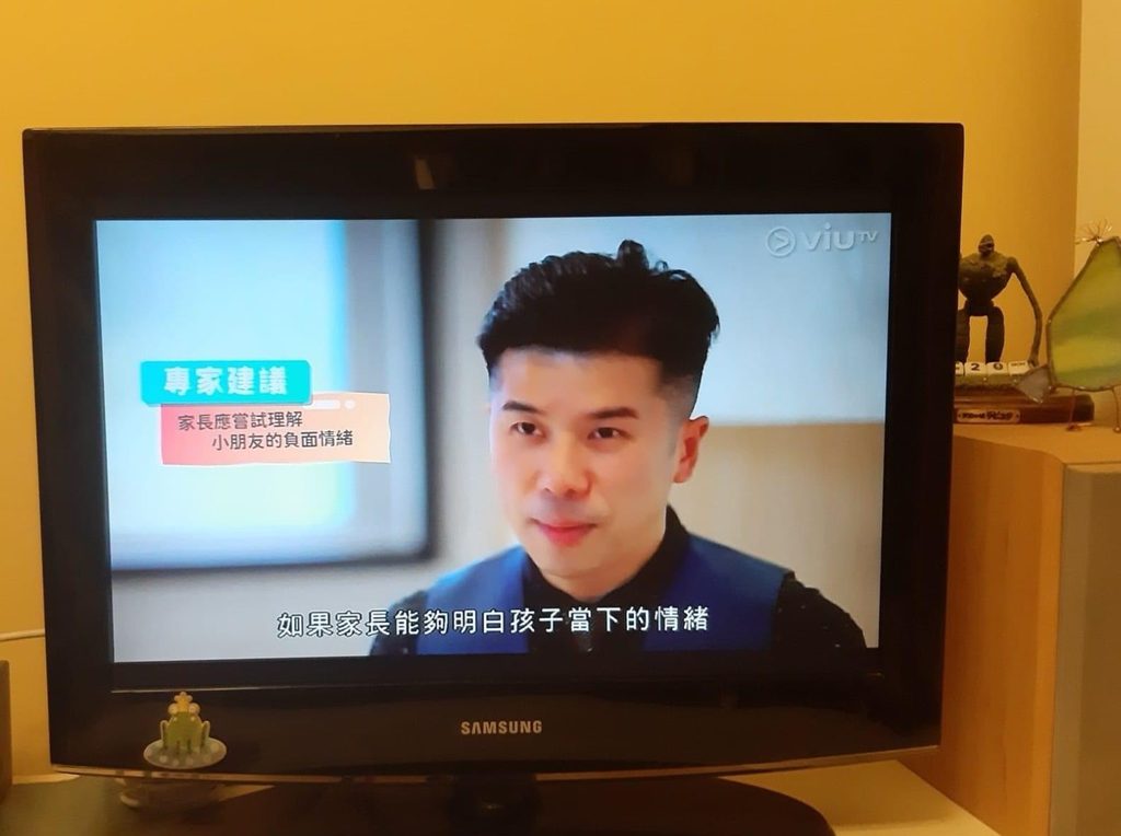 陳楚鍵與劇場的緣分,始於中學時期的劇社。那時候的他,未必很清楚自己將來要走哪一條路,只是單純地喜歡一班人聚在一起,排練、嘗試、犯錯,再一起完成一件看似不可能的事。他笑言,當年吸引他的並不是掌聲,而是「有一班人陪你一起瘋、一起冒險」。對一個正在成長的少年來說,劇場不只是表演,更是一個能夠被看見、被接納,也能探索自己的地方。後來,他考入香港演藝學院戲劇學院,正式接受表演訓練。畢業後,他在演員、導演、編舞等不同崗位之間穿梭,舞台成為他的專業,也成為他理解人的起點。