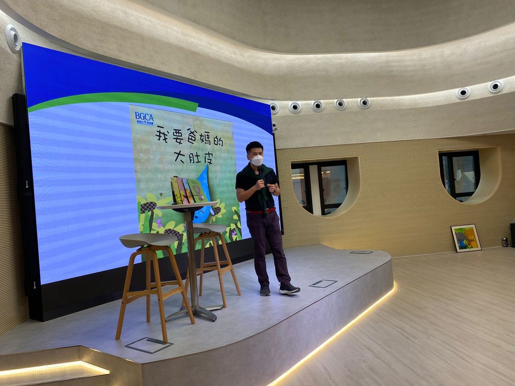 陳楚鍵與劇場的緣分,始於中學時期的劇社。那時候的他,未必很清楚自己將來要走哪一條路,只是單純地喜歡一班人聚在一起,排練、嘗試、犯錯,再一起完成一件看似不可能的事。他笑言,當年吸引他的並不是掌聲,而是「有一班人陪你一起瘋、一起冒險」。對一個正在成長的少年來說,劇場不只是表演,更是一個能夠被看見、被接納,也能探索自己的地方。後來,他考入香港演藝學院戲劇學院,正式接受表演訓練。畢業後,他在演員、導演、編舞等不同崗位之間穿梭,舞台成為他的專業,也成為他理解人的起點。