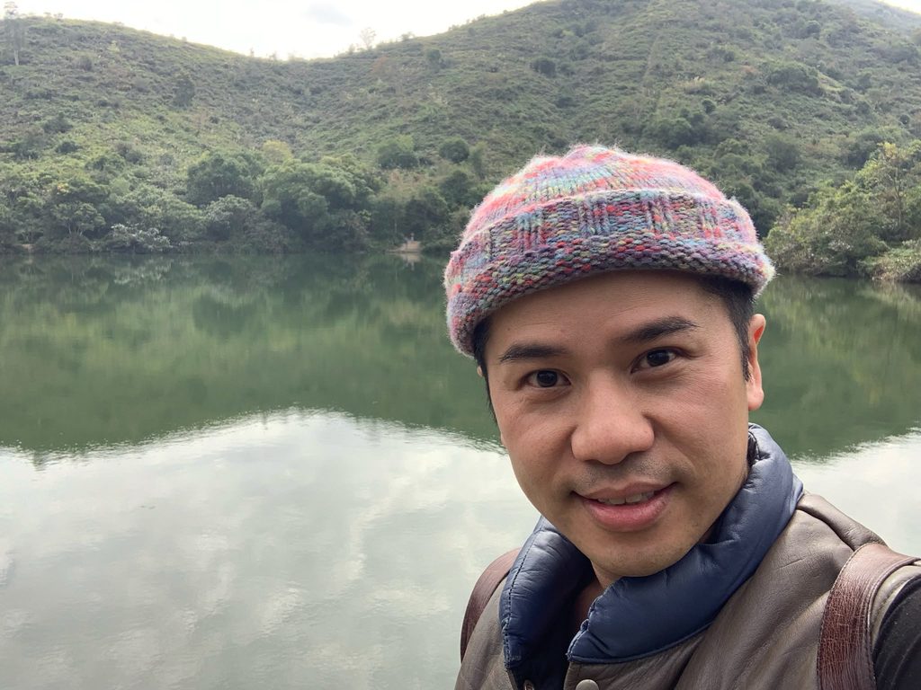 陳楚鍵與劇場的緣分,始於中學時期的劇社。那時候的他,未必很清楚自己將來要走哪一條路,只是單純地喜歡一班人聚在一起,排練、嘗試、犯錯,再一起完成一件看似不可能的事。他笑言,當年吸引他的並不是掌聲,而是「有一班人陪你一起瘋、一起冒險」。對一個正在成長的少年來說,劇場不只是表演,更是一個能夠被看見、被接納,也能探索自己的地方。後來,他考入香港演藝學院戲劇學院,正式接受表演訓練。畢業後,他在演員、導演、編舞等不同崗位之間穿梭,舞台成為他的專業,也成為他理解人的起點。