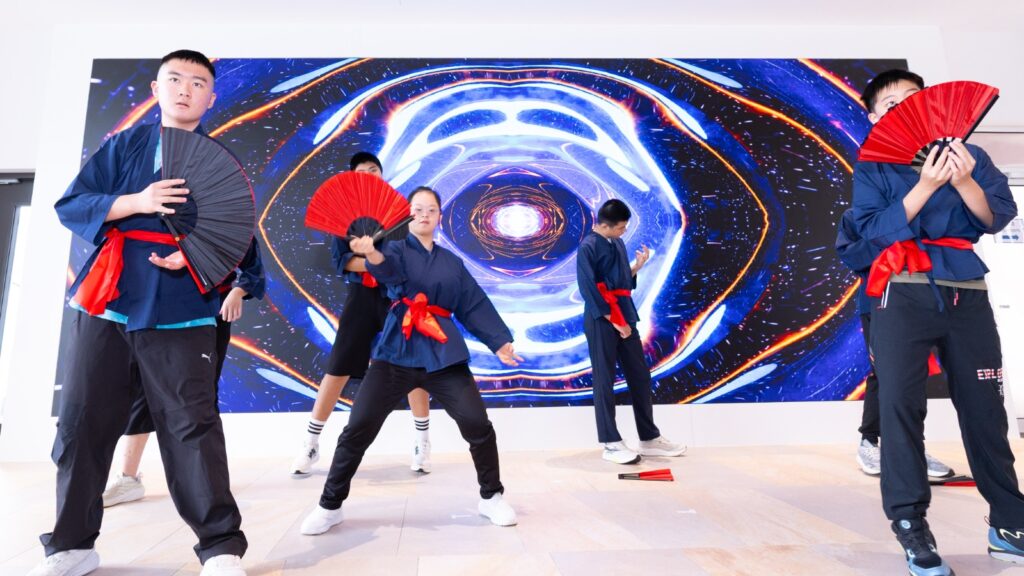 ( 2026年 8⽉15⽇)藉著今⽇ 「同恆⽇」,⾹港特殊需要體育學院 ( 簡稱 「特殊體院」),為本港⼀群有特殊學習需要 (SEN)的孩⼦和他們的同⾏者打氣!特殊體院並發表了⼀項與⾹港浸會⼤學合作的研究成果------按學員的「綜合運動能⼒」⽽⾮SEN 徵狀分班組,以基礎運動技巧培訓為內容的課堂,能夠有效發揮運動的效益,讓參與的腦⼒多元發展學員享受樂趣,同時改善執⾏指令、記憶步驟、調控情緒、⼿眼協調等各⽅⾯的能⼒。⽽幼童組別在完成課程後的改進尤為顯著,反映及早介⼊的重要性。