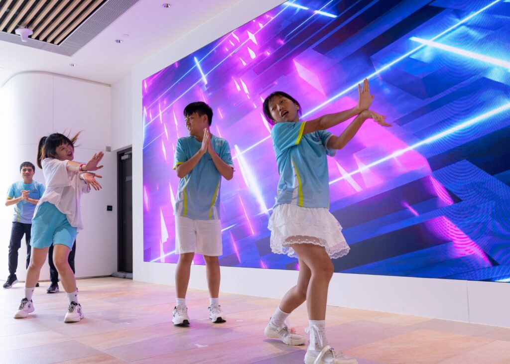 ( 2026年 8⽉15⽇)藉著今⽇ 「同恆⽇」,⾹港特殊需要體育學院 ( 簡稱 「特殊體院」),為本港⼀群有特殊學習需要 (SEN)的孩⼦和他們的同⾏者打氣!特殊體院並發表了⼀項與⾹港浸會⼤學合作的研究成果------按學員的「綜合運動能⼒」⽽⾮SEN 徵狀分班組,以基礎運動技巧培訓為內容的課堂,能夠有效發揮運動的效益,讓參與的腦⼒多元發展學員享受樂趣,同時改善執⾏指令、記憶步驟、調控情緒、⼿眼協調等各⽅⾯的能⼒。⽽幼童組別在完成課程後的改進尤為顯著,反映及早介⼊的重要性。