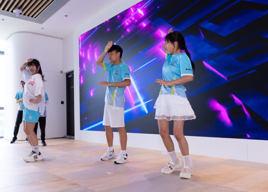 ( 2026年 8⽉15⽇)藉著今⽇ 「同恆⽇」,⾹港特殊需要體育學院 ( 簡稱 「特殊體院」),為本港⼀群有特殊學習需要 (SEN)的孩⼦和他們的同⾏者打氣!特殊體院並發表了⼀項與⾹港浸會⼤學合作的研究成果------按學員的「綜合運動能⼒」⽽⾮SEN 徵狀分班組,以基礎運動技巧培訓為內容的課堂,能夠有效發揮運動的效益,讓參與的腦⼒多元發展學員享受樂趣,同時改善執⾏指令、記憶步驟、調控情緒、⼿眼協調等各⽅⾯的能⼒。⽽幼童組別在完成課程後的改進尤為顯著,反映及早介⼊的重要性。