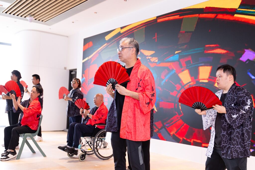 ( 2026年 8⽉15⽇)藉著今⽇ 「同恆⽇」,⾹港特殊需要體育學院 ( 簡稱 「特殊體院」),為本港⼀群有特殊學習需要 (SEN)的孩⼦和他們的同⾏者打氣!特殊體院並發表了⼀項與⾹港浸會⼤學合作的研究成果------按學員的「綜合運動能⼒」⽽⾮SEN 徵狀分班組,以基礎運動技巧培訓為內容的課堂,能夠有效發揮運動的效益,讓參與的腦⼒多元發展學員享受樂趣,同時改善執⾏指令、記憶步驟、調控情緒、⼿眼協調等各⽅⾯的能⼒。⽽幼童組別在完成課程後的改進尤為顯著,反映及早介⼊的重要性。