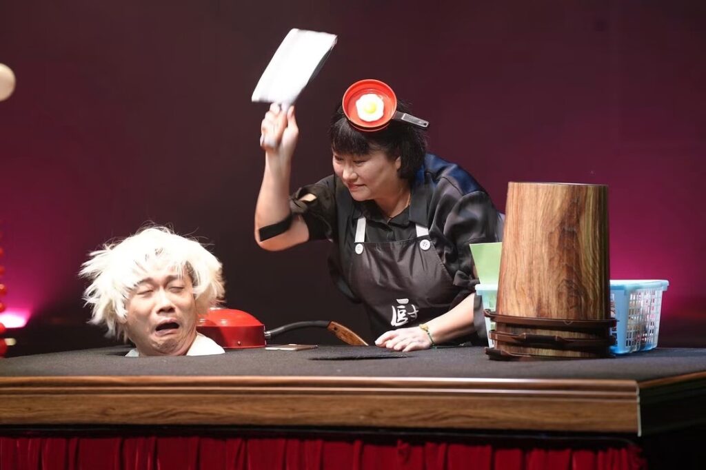 暑假尾聲,不少家長都在尋找一個既有娛樂性、又能與孩子一起討論成長課題的節目。香港兒童魔術團今年帶來兒童魔術劇《卡路里農場風雲》,將於8月28日至30日在JCCAC賽馬會創意藝術中心黑盒劇場上演。作品結合魔術、戲劇與舞蹈,以一個看似趣怪的農場故事,帶出孩子成長路上的差異與需要。