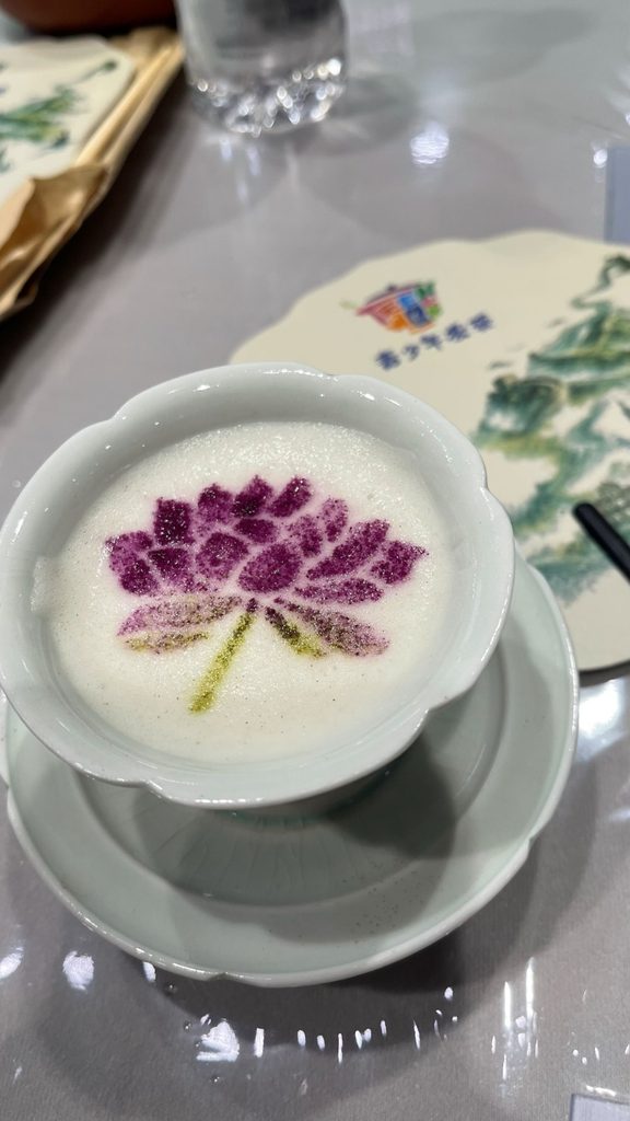 在剛過去的2026香港國際茶展,海峽兩岸四地的青少年同聚於會展「茶園」的舞台,一埸由香港貿發局、中國茶文化國際交流協會、馮燊均國學基金會主辦,中國茶葉協會為技術指導機構,以「茗傳四維德潤中華」為主題,同以茶為媒,用青春沉浸入國學的世界,傳承與綻放。