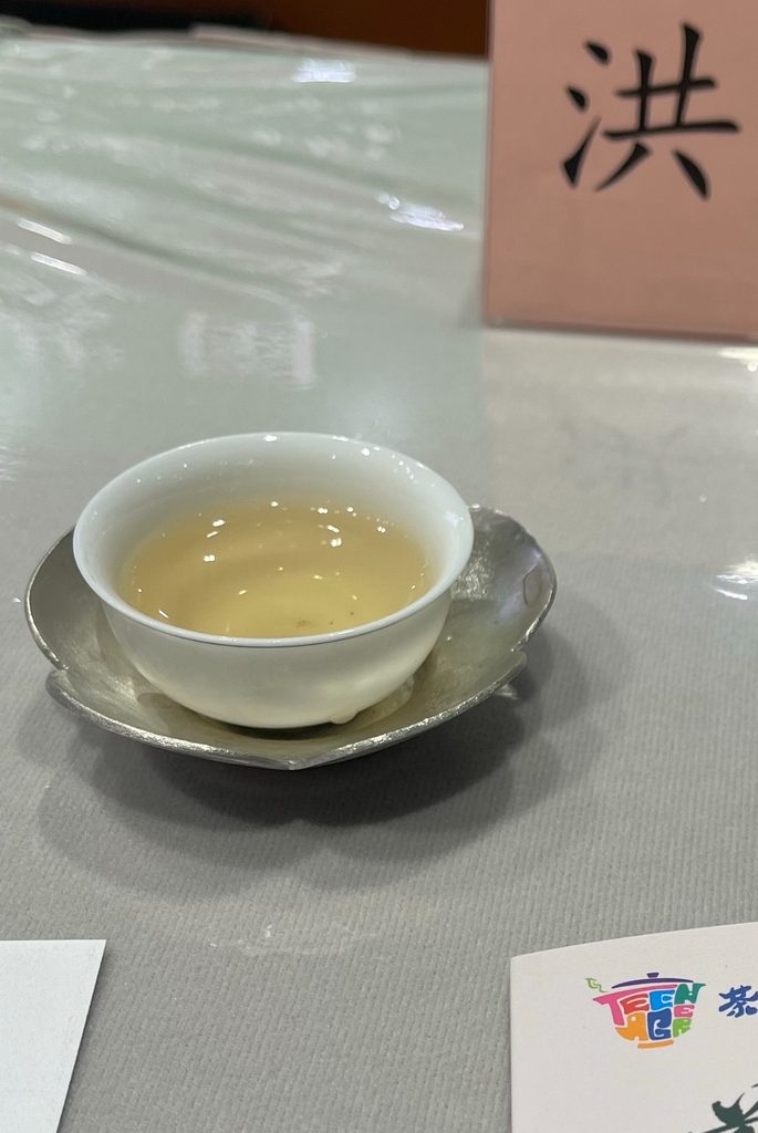 在剛過去的2026香港國際茶展,海峽兩岸四地的青少年同聚於會展「茶園」的舞台,一埸由香港貿發局、中國茶文化國際交流協會、馮燊均國學基金會主辦,中國茶葉協會為技術指導機構,以「茗傳四維德潤中華」為主題,同以茶為媒,用青春沉浸入國學的世界,傳承與綻放。
