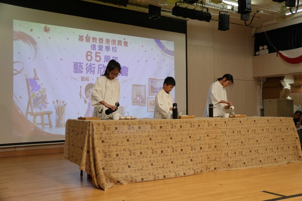 早前在Steven《街角的名字》新書發佈會上,沒想到會與林雅芬校長遇上。林校長是基督教香港信義會信愛學校的現任校長,信愛是一間坐落於柴灣六十五年的學校,火柴盒式的校舍,也是漁灣邨獨有的風景。