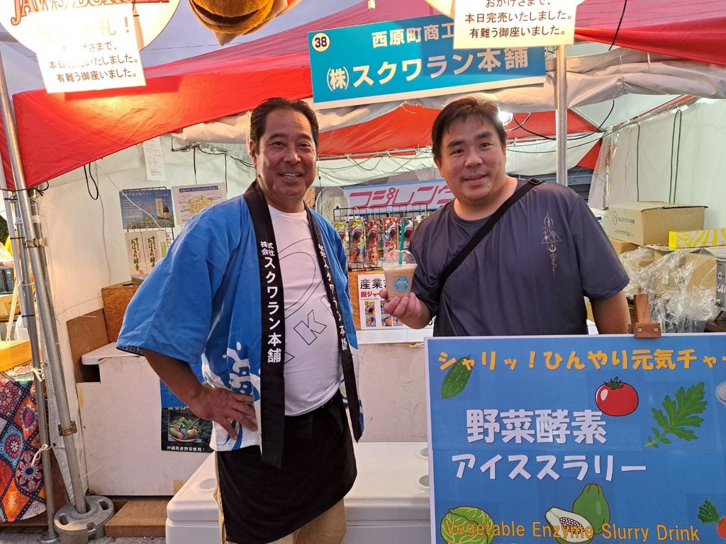 從香港移居沖繩,不只是換一個地方生活,更像是把一家人的未來,放到一個陌生環境裏重新整理。伍敏儀Connie和丈夫郭敬斌Eiffel,一年前仍在適應新生活;一年後再訪,他們沒有把故事說成驚天動地的成功,反而更像一對真正住下來的人:孩子入讀心儀學校,生意慢慢有起色,鄰里之間開始有往來,日子不再只是「捱」,而是開始變得順手。只是,這份安定並不是自然發生的。背後是他們一次次主動開口、一次次被拒絕後再試、一次次在不被信任中把事情做好,才把一家人在沖繩的生活,慢慢推到今天的位置。