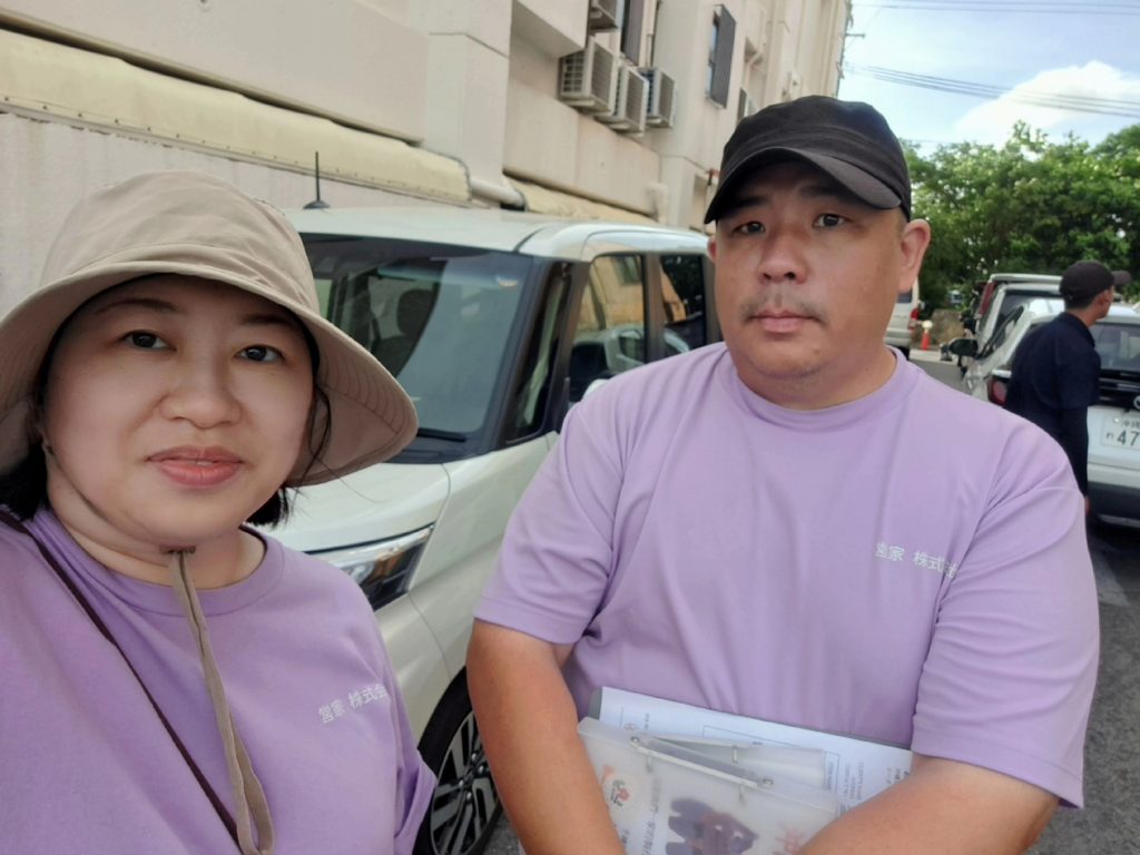 從香港移居沖繩,不只是換一個地方生活,更像是把一家人的未來,放到一個陌生環境裏重新整理。伍敏儀Connie和丈夫郭敬斌Eiffel,一年前仍在適應新生活;一年後再訪,他們沒有把故事說成驚天動地的成功,反而更像一對真正住下來的人:孩子入讀心儀學校,生意慢慢有起色,鄰里之間開始有往來,日子不再只是「捱」,而是開始變得順手。只是,這份安定並不是自然發生的。背後是他們一次次主動開口、一次次被拒絕後再試、一次次在不被信任中把事情做好,才把一家人在沖繩的生活,慢慢推到今天的位置。