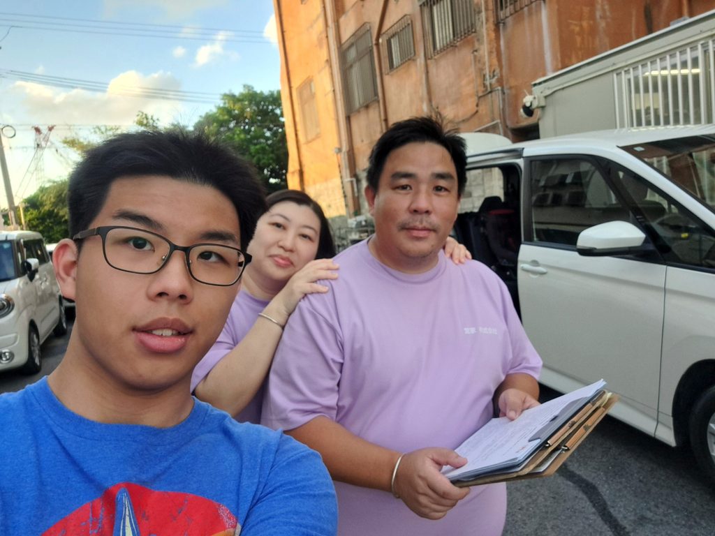 從香港移居沖繩,不只是換一個地方生活,更像是把一家人的未來,放到一個陌生環境裏重新整理。伍敏儀Connie和丈夫郭敬斌Eiffel,一年前仍在適應新生活;一年後再訪,他們沒有把故事說成驚天動地的成功,反而更像一對真正住下來的人:孩子入讀心儀學校,生意慢慢有起色,鄰里之間開始有往來,日子不再只是「捱」,而是開始變得順手。只是,這份安定並不是自然發生的。背後是他們一次次主動開口、一次次被拒絕後再試、一次次在不被信任中把事情做好,才把一家人在沖繩的生活,慢慢推到今天的位置。