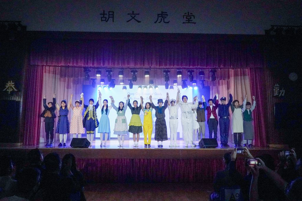 一個孩子的成長,從來不只發生在課本與考卷之中。鐘聲慈善社胡陳金枝中學王金鏗校長深信,學校應該是一個讓學生探索自己、建立信心、學會堅持的試煉場與避風港。有人在音樂劇中第一次敢於站到台前,有人在合球場上明白團隊合作的力量,也有人透過中樂、沙畫、無人機足球和國際交流,慢慢找到屬於自己的未來方向。這所學校的故事,或許正提醒我們:教育的真正價值,不在考卷上的分數,而在於孩子能否被看見、被鼓勵,並從經歷中長出面向未來的能力和韌性。