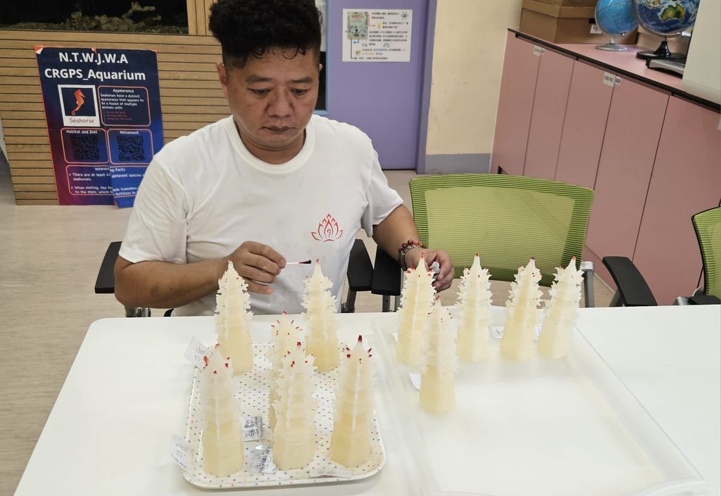 首次與顏文龍,亦即大家口中的龍Sir見面,是在今年的深井盂蘭勝會。那天,他忙着在隊伍中敲打鑼鼓。記者隨着隊伍起步,走到天地父母廟,再繞行深井一圈。沿途所見,足以感受到他們對盂蘭勝會的重視;但顯然,這份重視並不只停留於儀式本身。龍Sir對潮州文化的熱愛與純粹,早已藏在他的骨子裡。他願意花時間、心力,讓潮州文化被看見、被理解,也被更好地延續。而這份投入,與他的個人情感,以及一次深刻的文化覺醒,密不可分。