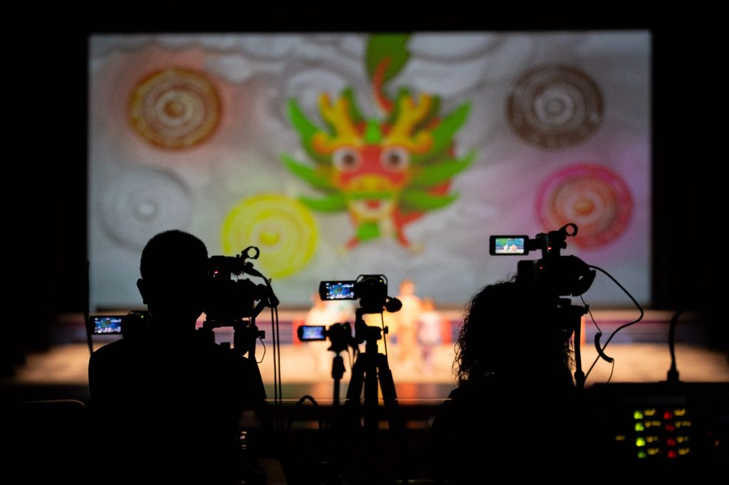 粵劇,對不少家長和孩子來說,曾經是一個有距離感的名字:似乎屬於上一代,屬於戲棚,屬於大鑼大鼓和聽不懂的唱腔。然而,馬曼霞老師偏偏相信,粵劇不應只停留在懷舊、重複與欣賞之中,它更可以成為孩子成長的訓練場。她創辦《查篤撐》兒童粵劇協會,不是要孩子模仿大人演大人的故事,而是要為孩子創作他們聽得懂、投入得到、願意站上舞台承擔的兒童粵劇。從劇本、曲詞、唱腔到排練,她選擇了一條更難的路,卻也因此讓許多孩子在唱做唸打之間,學會堅持、合作、自信與對文化的親近。