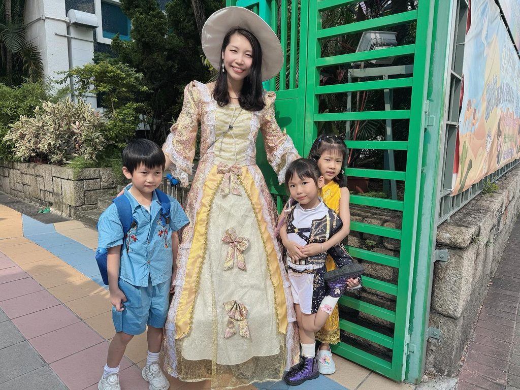 林靜雯校長現任九龍城浸信會幼稚園及九龍城浸信會嘉福幼稚園校長。從中學時期做義工開始,她便與孩子結下深厚緣分。多年來,她由前線老師、主任,一步一步走到校長崗位,今日帶領兩間幼稚園團隊,推動課程優化、家庭教育和家校同行,讓孩子在幼年階段建立品格、關係和探索世界的能力。