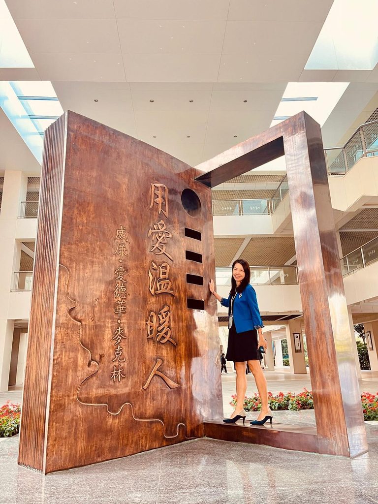 林靜雯校長現任九龍城浸信會幼稚園及九龍城浸信會嘉福幼稚園校長。從中學時期做義工開始,她便與孩子結下深厚緣分。多年來,她由前線老師、主任,一步一步走到校長崗位,今日帶領兩間幼稚園團隊,推動課程優化、家庭教育和家校同行,讓孩子在幼年階段建立品格、關係和探索世界的能力。