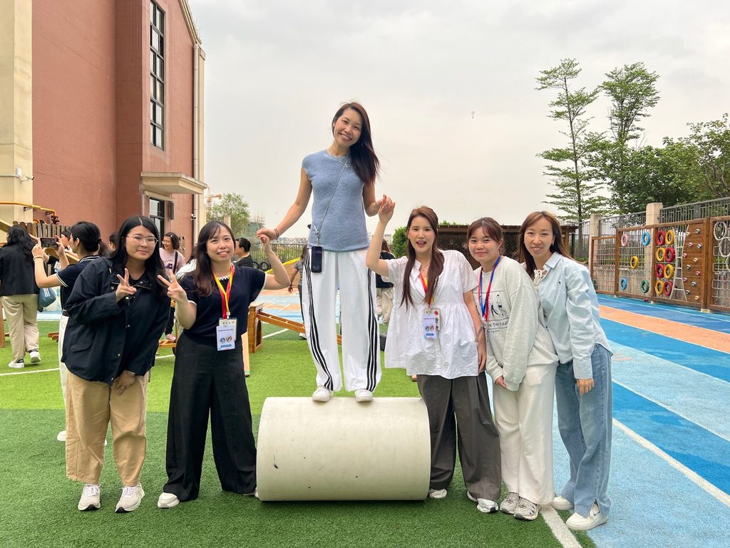 林靜雯校長現任九龍城浸信會幼稚園及九龍城浸信會嘉福幼稚園校長。從中學時期做義工開始,她便與孩子結下深厚緣分。多年來,她由前線老師、主任,一步一步走到校長崗位,今日帶領兩間幼稚園團隊,推動課程優化、家庭教育和家校同行,讓孩子在幼年階段建立品格、關係和探索世界的能力。