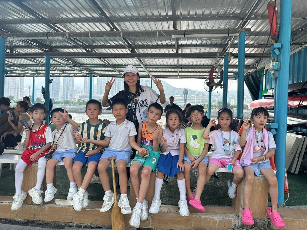 林靜雯校長現任九龍城浸信會幼稚園及九龍城浸信會嘉福幼稚園校長。從中學時期做義工開始,她便與孩子結下深厚緣分。多年來,她由前線老師、主任,一步一步走到校長崗位,今日帶領兩間幼稚園團隊,推動課程優化、家庭教育和家校同行,讓孩子在幼年階段建立品格、關係和探索世界的能力。