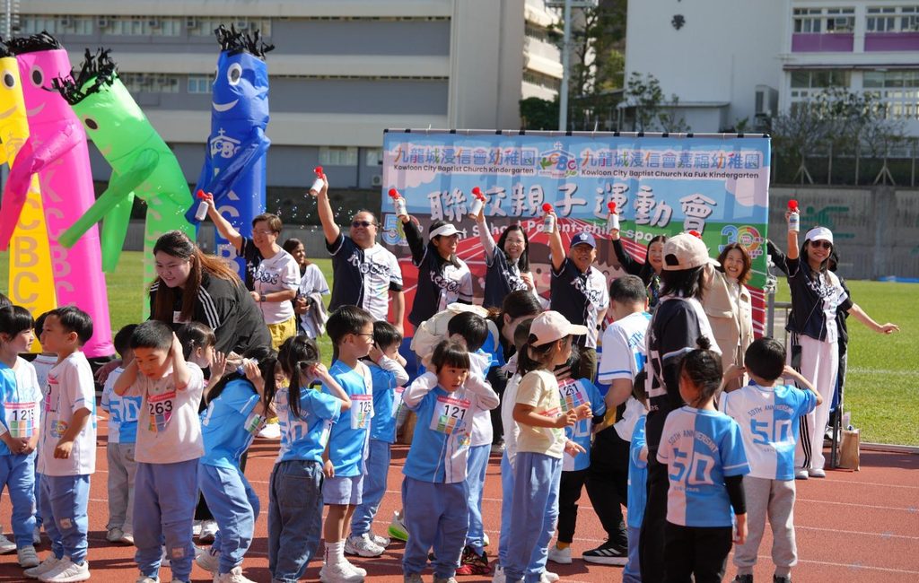 林靜雯校長現任九龍城浸信會幼稚園及九龍城浸信會嘉福幼稚園校長。從中學時期做義工開始,她便與孩子結下深厚緣分。多年來,她由前線老師、主任,一步一步走到校長崗位,今日帶領兩間幼稚園團隊,推動課程優化、家庭教育和家校同行,讓孩子在幼年階段建立品格、關係和探索世界的能力。