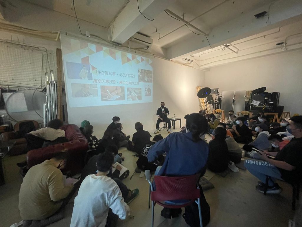 艾倫Allen畢業於香港演藝學院。回望二十多年媒體路,他笑言自己沒有只停留在一個崗位:電影、電視、唱片、公關、雜誌、廣告策劃、活動製作,他都曾經參與。這些經驗看似分散,卻慢慢成為他日後教學和培育年輕人的基礎。畢業初期,香港電影業正處於低潮,機會不多。Allen於是走進廣告公司開始學習,再跟隨前輩接觸不同類型的項目。拍攝、設計、平面、活動、宣傳,他都要懂一點,也要做得快、做得準。這段日子訓練了他的應變力,也讓他明白,媒體工作從來不是單一技能,而是一套完整的思考和執行能力。