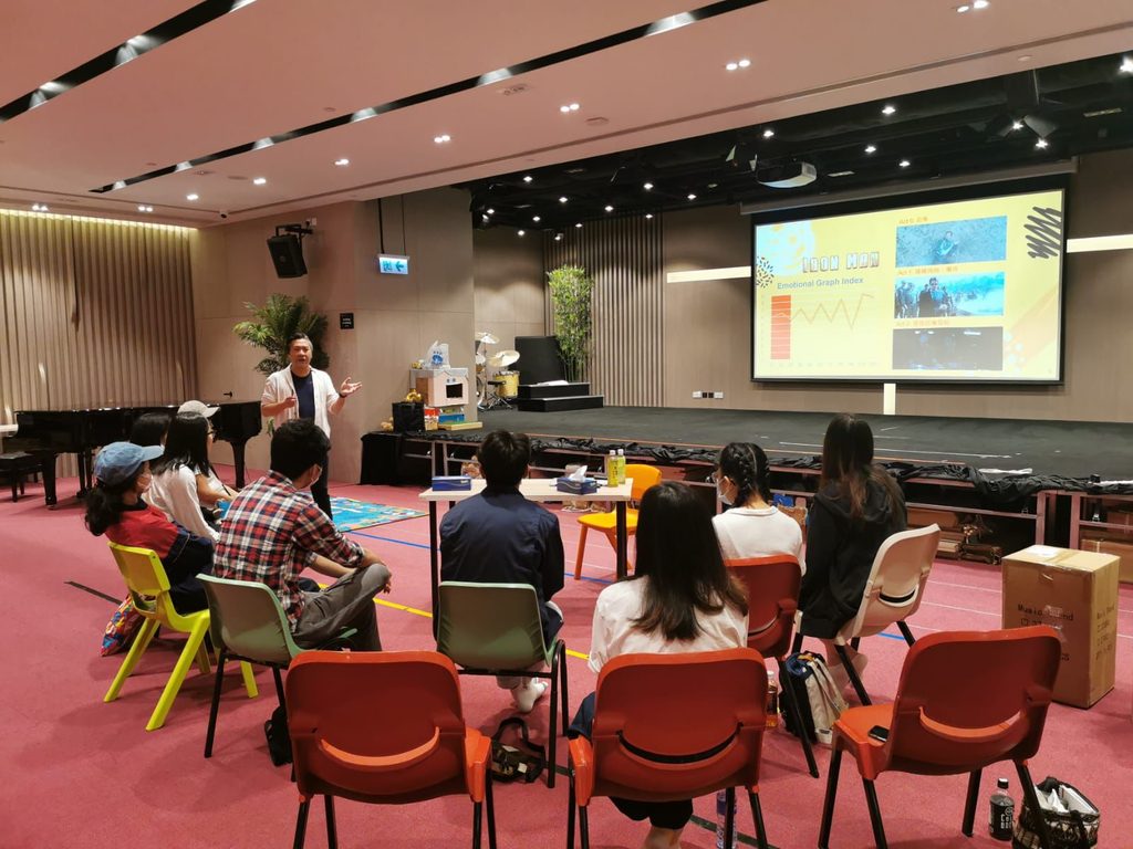 艾倫Allen畢業於香港演藝學院。回望二十多年媒體路,他笑言自己沒有只停留在一個崗位:電影、電視、唱片、公關、雜誌、廣告策劃、活動製作,他都曾經參與。這些經驗看似分散,卻慢慢成為他日後教學和培育年輕人的基礎。畢業初期,香港電影業正處於低潮,機會不多。Allen於是走進廣告公司開始學習,再跟隨前輩接觸不同類型的項目。拍攝、設計、平面、活動、宣傳,他都要懂一點,也要做得快、做得準。這段日子訓練了他的應變力,也讓他明白,媒體工作從來不是單一技能,而是一套完整的思考和執行能力。